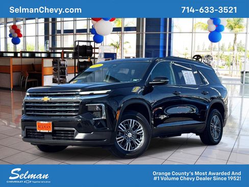 Used 2025 Chevrolet Traverse LT FWD image 1