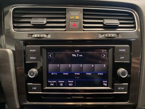 Used 2019 Volkswagen Golf S image 17