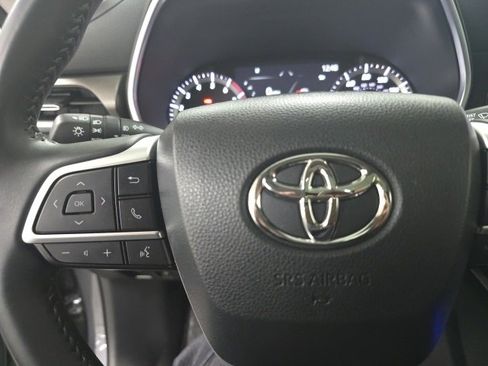 Certified 2023 Toyota Highlander XLE image 24