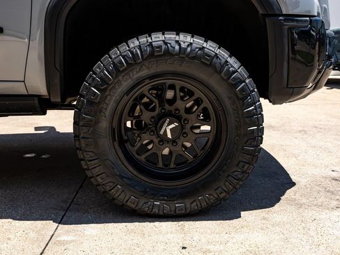 Used 2025 GMC Sierra 2500 AT4X AWD/4WD image 7
