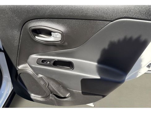 Used 2023 Jeep Renegade Latitude image 18