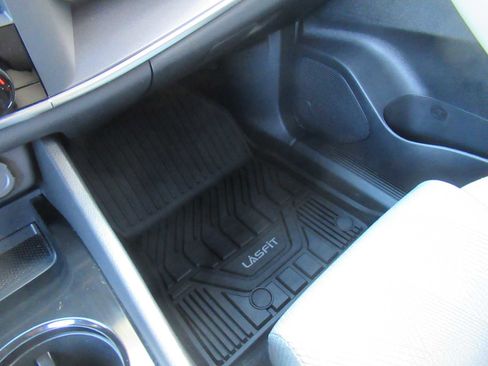 Used 2024 Nissan Rogue SV image 39