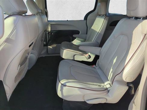 Used 2020 Chrysler Pacifica Limited image 27
