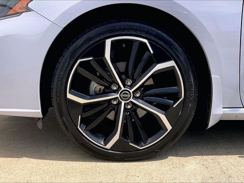 Used 2023 Nissan Altima 2.5 SR FWD image 11