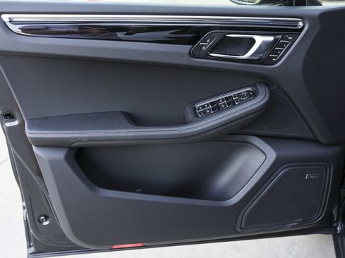 Certified 2026 Porsche Macan AWD/4WD image 31