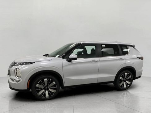 New 2025 Mitsubishi Outlander SE image 8