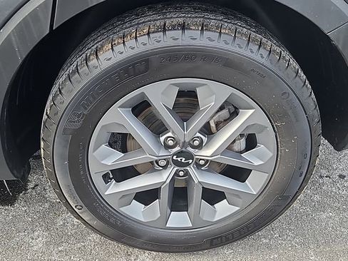 Certified 2024 Kia Telluride LX image 7