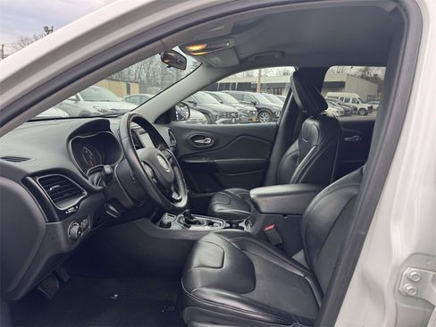 Used 2019 Jeep Cherokee Latitude Plus image 15