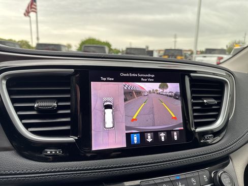 Used 2018 Chrysler Pacifica Limited w/ Advanced Safetytec Group FWD image 24