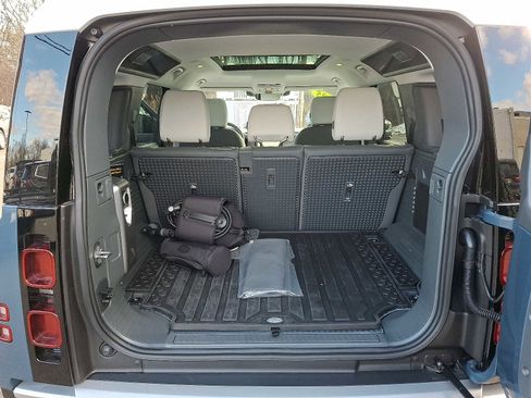 Used 2025 Land Rover Defender 110 S image 28