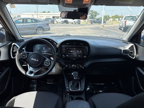 Used 2025 Kia Soul LX w/ LX Technology Package FWD image 8