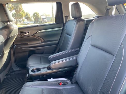 Used 2018 Toyota Highlander Limited image 22