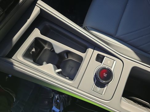 New 2025 Volkswagen Tiguan SE image 25