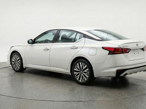 Used 2025 Nissan Altima 2.5 SV FWD image 6