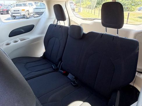 Used 2019 Chrysler Pacifica L FWD image 18