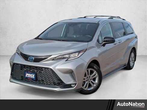 Used 2022 Toyota Sienna XSE image 1