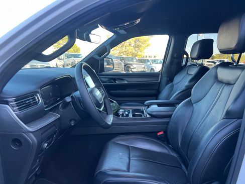 Used 2024 Jeep Wagoneer Series II w/ Flexible Seating Group AWD/4WD image 29