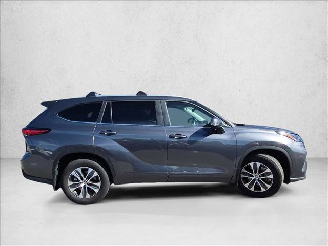 Used 2023 Toyota Highlander XLE FWD image 4