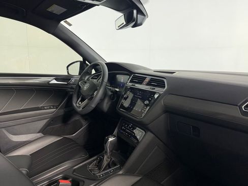 Used 2024 Volkswagen Tiguan SE R-Line image 30