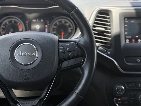 Used 2020 Jeep Cherokee Latitude Plus AWD/4WD image 23