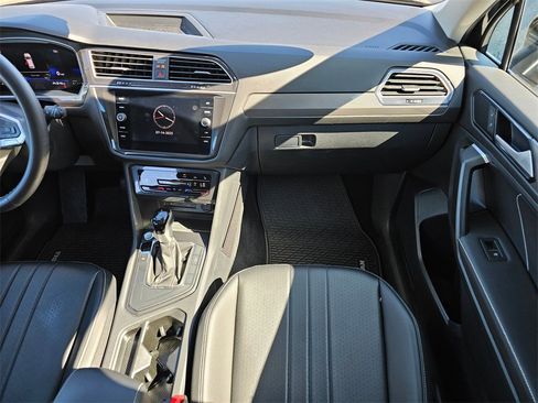 Used 2024 Volkswagen Tiguan SE w/ Panoramic Sunroof Package image 14
