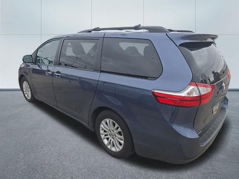 Used 2016 Toyota Sienna XLE FWD image 2