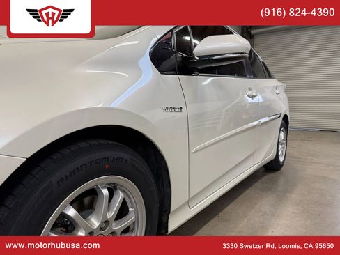 Used 2016 Toyota Prius Three image 2