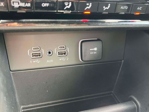 Used 2023 Jeep Grand Cherokee Laredo AWD/4WD image 12