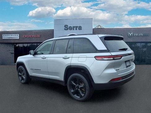 Used 2023 Jeep Grand Cherokee Limited w/ Black Appearance Package AWD/4WD image 4