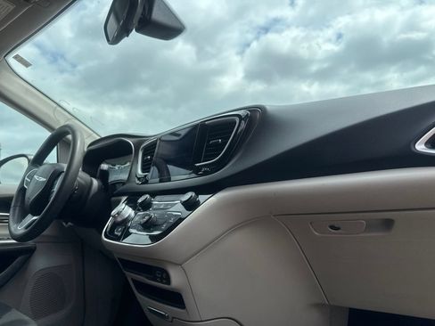 Used 2017 Chrysler Pacifica Touring FWD image 24