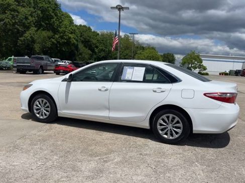 Used 2017 Toyota Camry LE FWD image 6