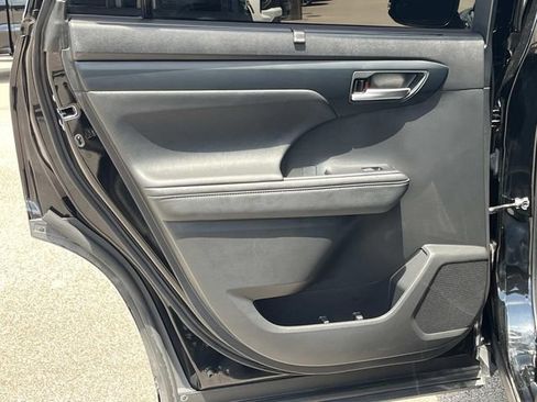 Used 2023 Toyota Highlander XLE AWD/4WD image 23