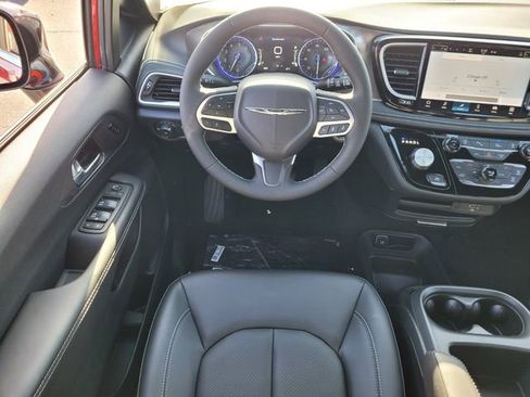 New 2026 Chrysler Pacifica Select image 13