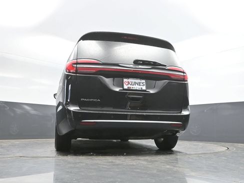 Used 2024 Chrysler Pacifica Touring-L FWD image 36