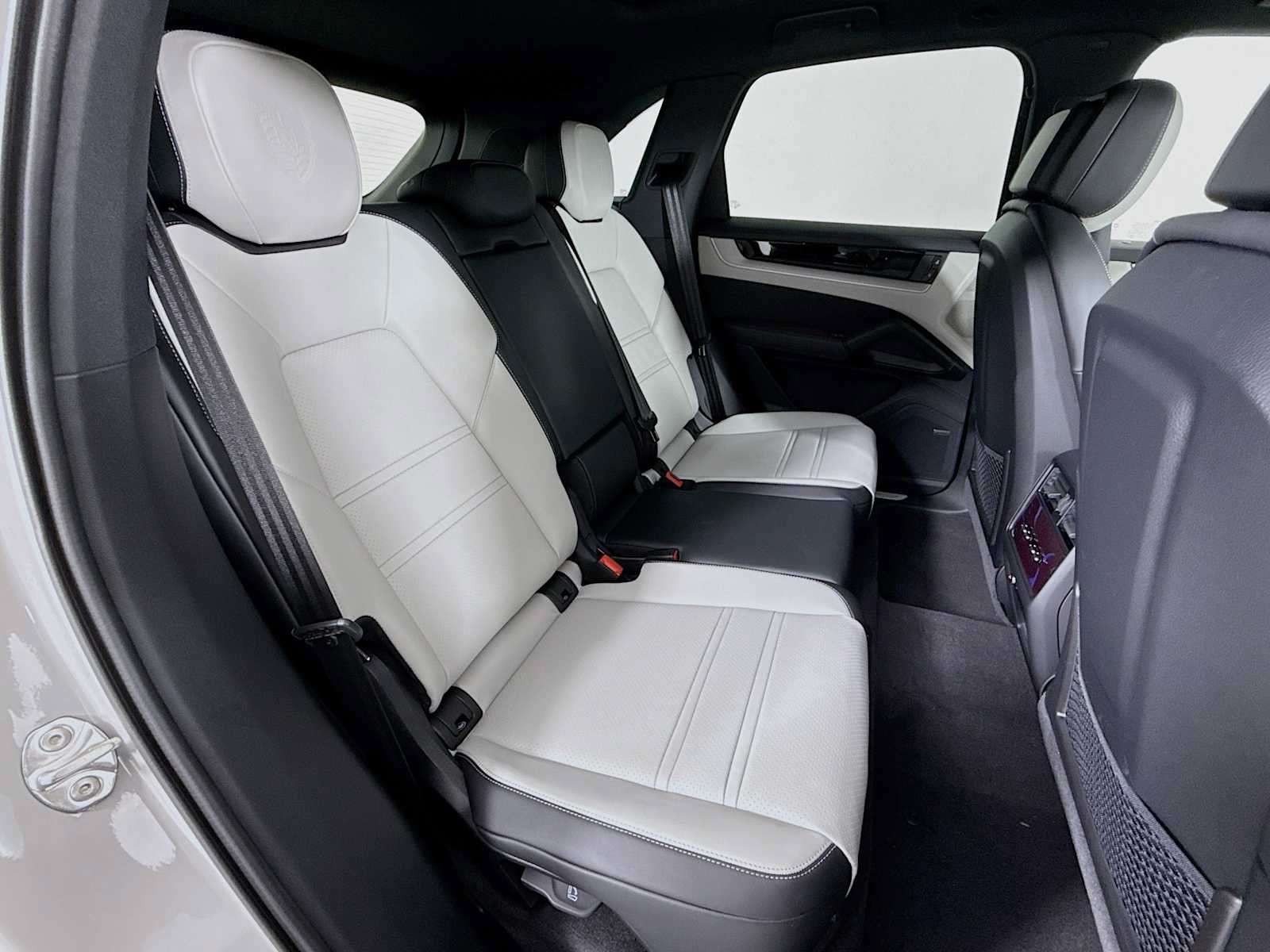 Used 2026 Porsche Cayenne AWD/4WD image 28