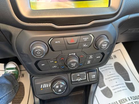 Used 2023 Jeep Renegade Trailhawk AWD/4WD image 25