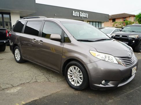 Used 2015 Toyota Sienna FWD image 4