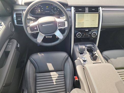 New 2025 Land Rover Discovery Dynamic SE image 9