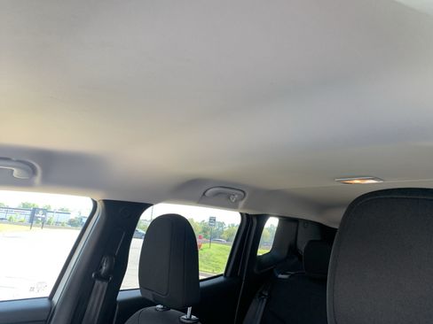 Used 2020 Jeep Renegade Latitude FWD image 28