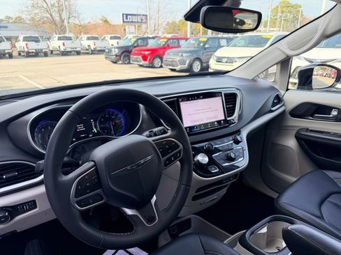 Used 2024 Chrysler Pacifica Touring-L image 13