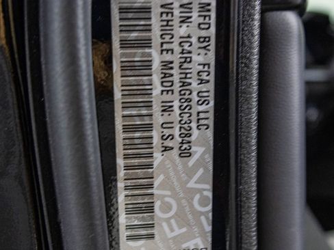 New 2025 Jeep Grand Cherokee Altitude image 21