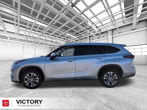 Used 2024 Toyota Highlander XLE FWD image 6