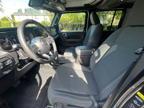 Used 2025 Jeep Wrangler Sahara AWD/4WD image 27