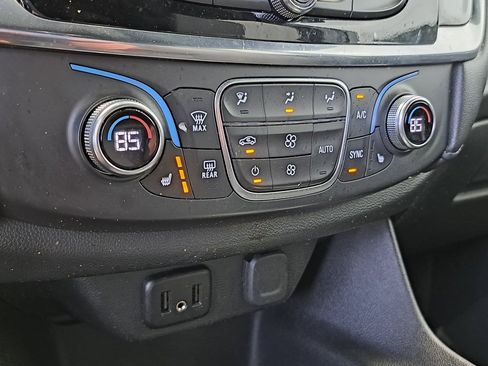 Used 2023 Chevrolet Traverse LT image 18