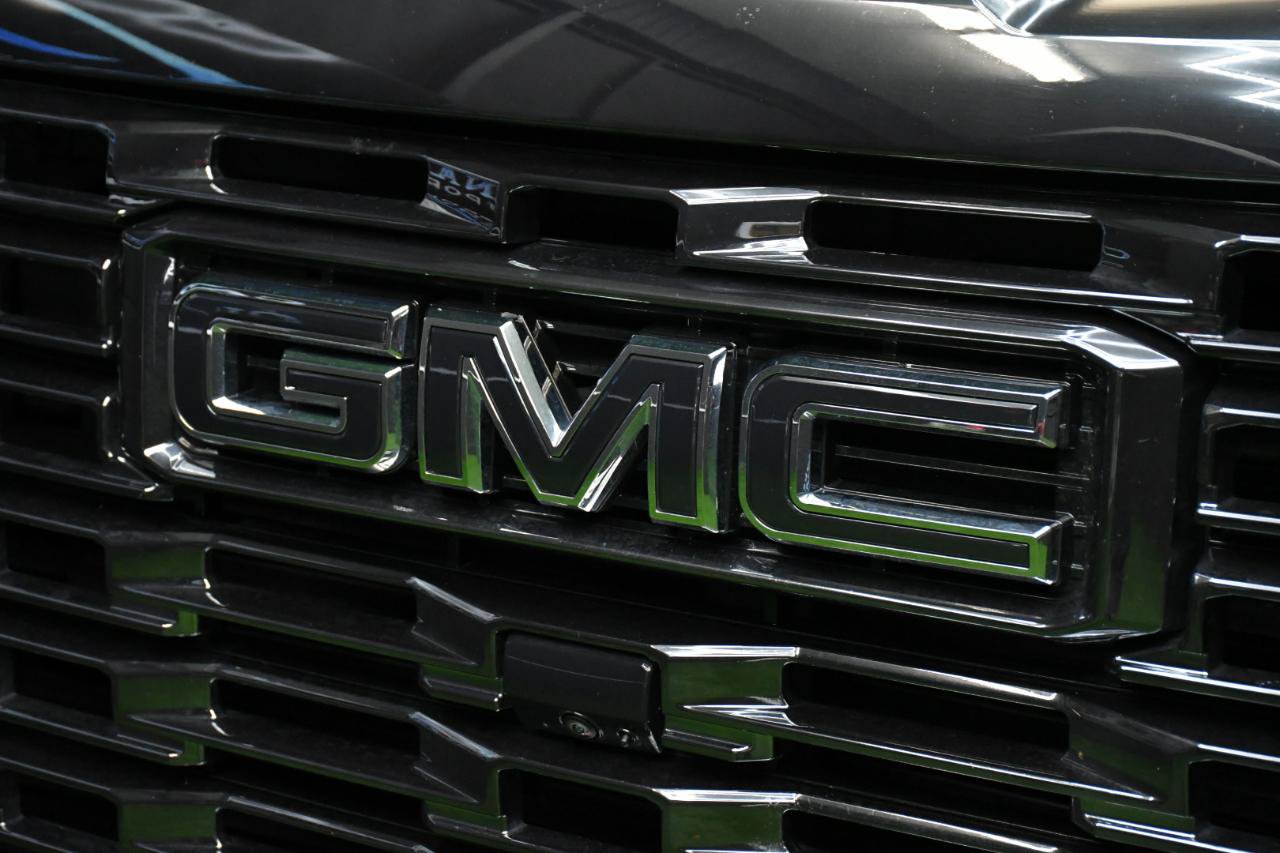 Used 2024 GMC Sierra 2500 Denali Ultimate AWD/4WD image 2