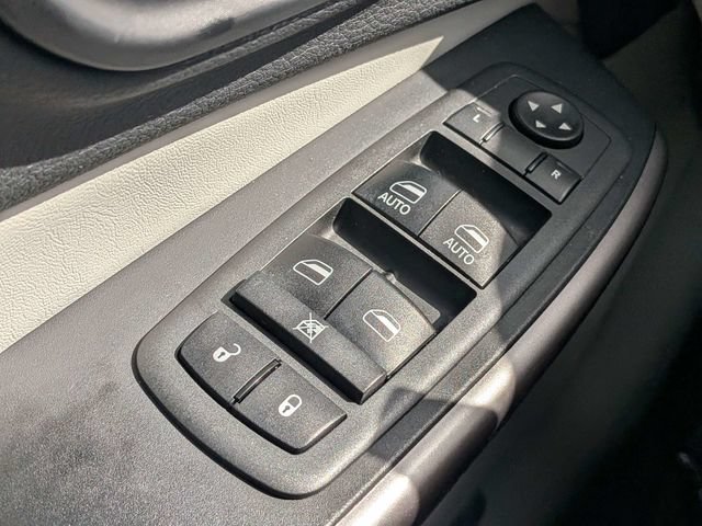 Used 2019 Jeep Cherokee Limited w/ Technology Group FWD image 25