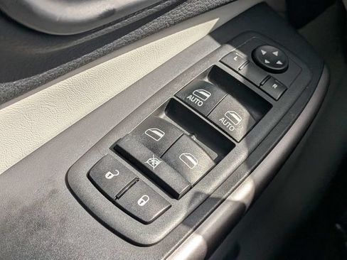 Used 2019 Jeep Cherokee Limited w/ Technology Group FWD image 25