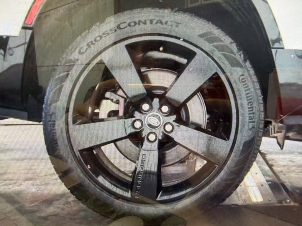 Used 2024 Land Rover Defender 130 X-Dynamic SE AWD/4WD image 15