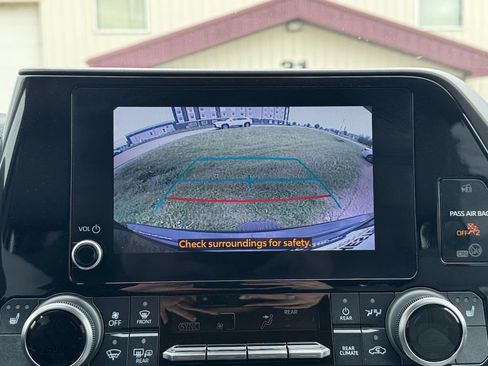 Used 2023 Toyota Highlander XLE AWD/4WD image 22