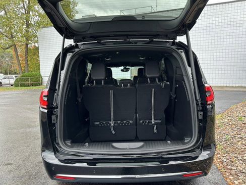 New 2026 Chrysler Pacifica Select image 9